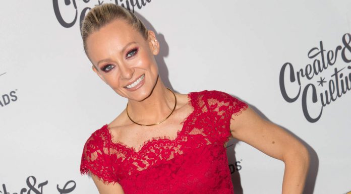 Simone En Rue: How To Fix Your Form on Planks, Jumping Jacks, and Crunches